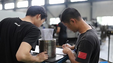 三伏天高溫下努力工作的西迪人最美 三伏天高溫下努力工作的西迪人最美